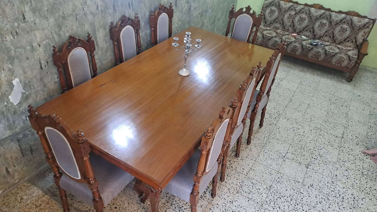 ميز طعام ملكي  ٨ كراسي خشب صاج عراقي بورمي نظيف جدا نقش يدوي الاتصال ***********
