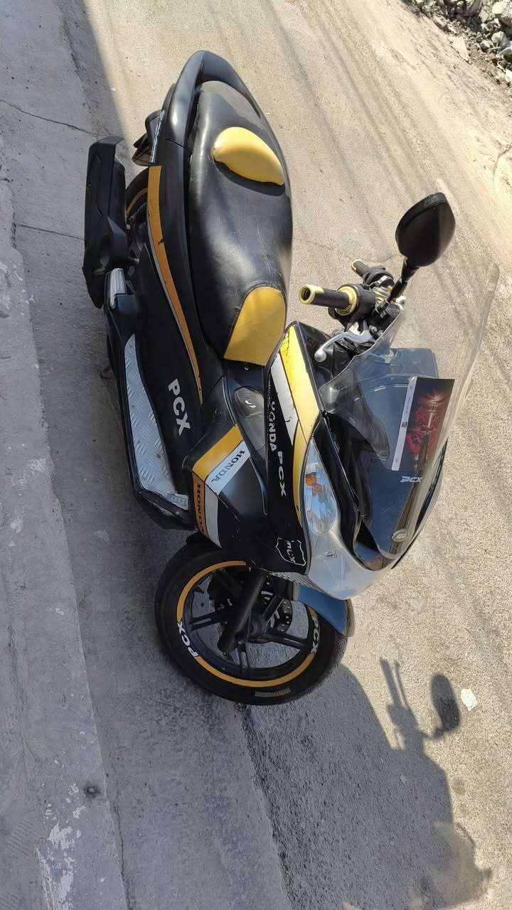 للبيع 
دراجه pcx جيل اول 17 
مكينه 150 ياااباني اصلي مفول حت سويج ياباني 
دراجه شغاله مكينه نضيفه حيل مال بيت 
حساسات كلها شغاله تجي. تاخذها تترحملي سعرها 1350 الف 
بيها شي قليل حيل 
***********

