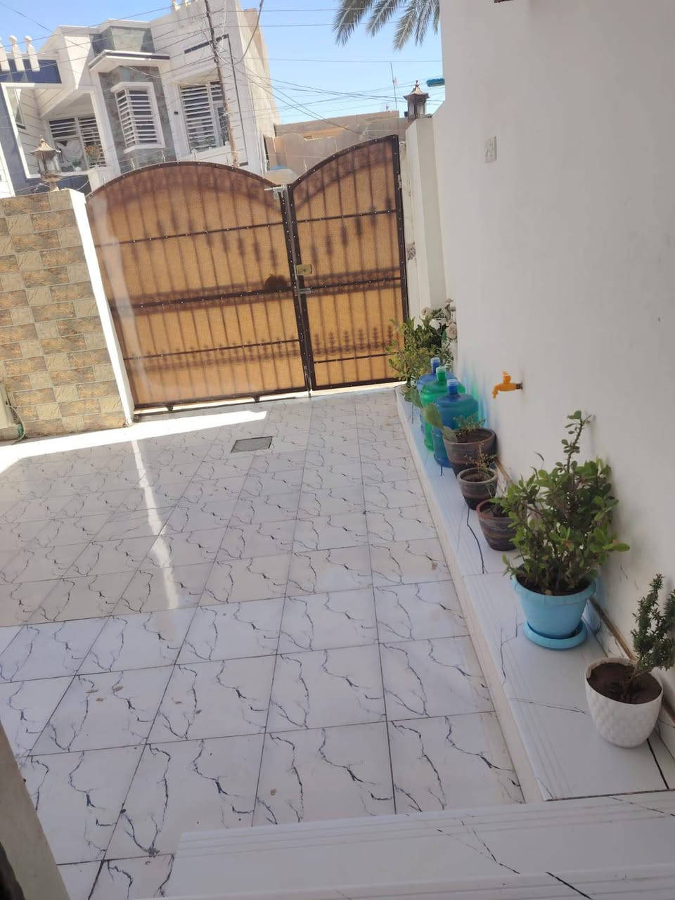 🏠 بيت للبيع بمواصفات مميزة (نظام زنجيل - واجهتين) 🏠
توفر بيت مميز ونظيف جداً للبيع، جاهز للسكن الفوري بموقع ممتاز ومواصفات راقية.

📐 تفاصيل العقار:

 المساحة: 175 متر مربع.

 التصميم: طابقين (بناء نظيف وبحالة ممتازة جداً).

 الإطلالة: نظام زنجيل (يحتوي على واجهتين أمامي وخلفي)، مما يوفر تهوية ممتازة وإضاءة طبيعية طوال اليوم، وسهولة في الدخول والخروج.

🛏️ التوزيع الداخلي للبيت:

 غرف النوم: 4 غرف نوم واسعة ومريحة.

 المطابخ: يحتوي البيت على 2 مطبخ (موزعة بشكل يخدم الطابقين وعملي جداً).

الموقع بابل الحصوه حي الشهداء خلف حسينيه الزهراء اقرب نقطه داله مدرسه الكواكب

 المرافق الأخرى: صالة استقبال، مجاميع صحية، وكافة الخدمات الأساسية.

✨ مميزات إضافية:

 البيت بحالة نظيفة جداً ولا يحتاج إلى مصاريف إضافية (جاهز للسكن).

للاستفسار ***********
غير متواجد على النت
