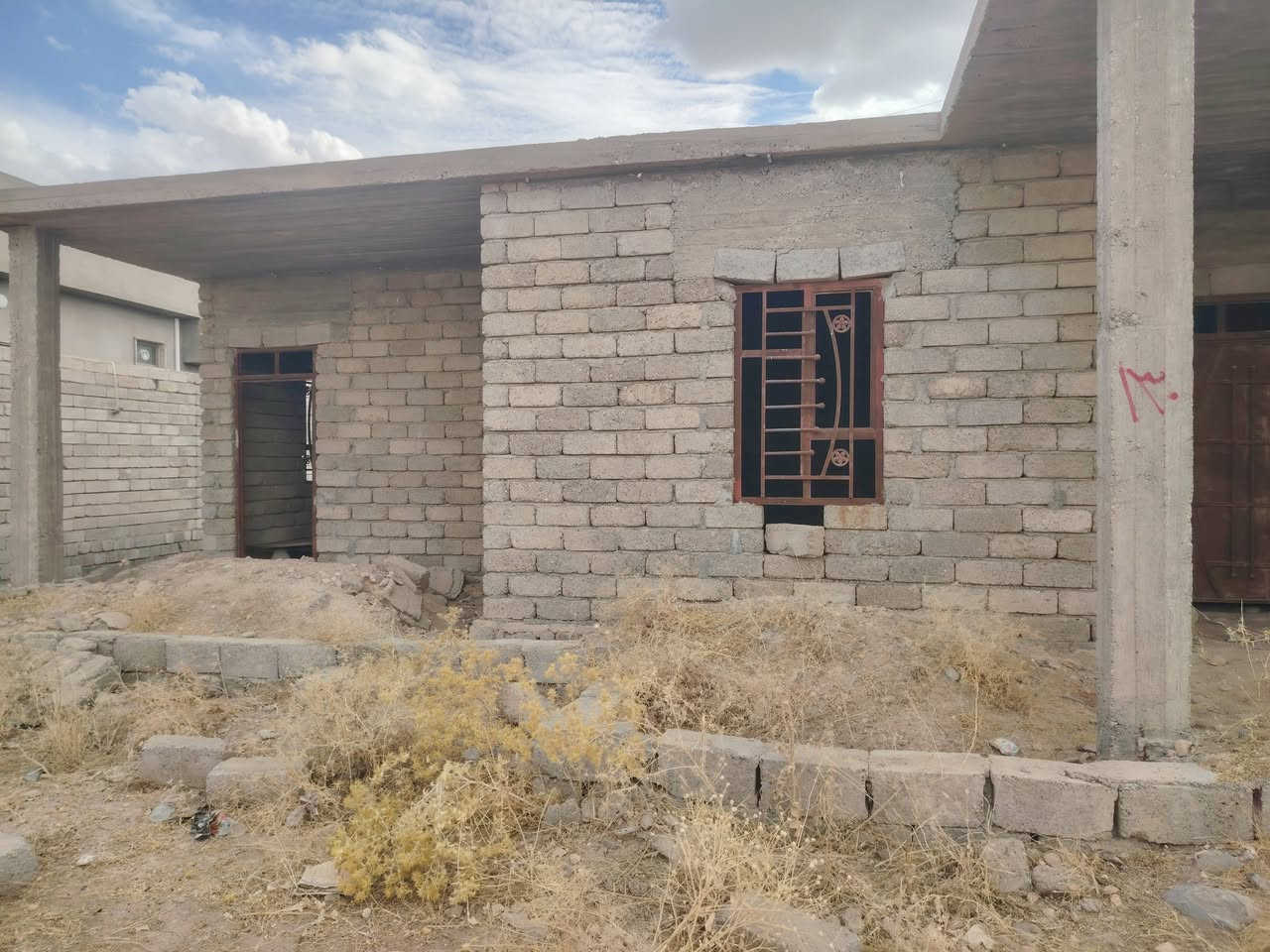 بعد التحيه والسلام
بيت للبيع العنوان مفرق الزاوية يم بانزين خانة اللجي مجاور المدرسه الجديدة المساحه 220متر 
السعر 26 مليون 
الهاتف ***********
