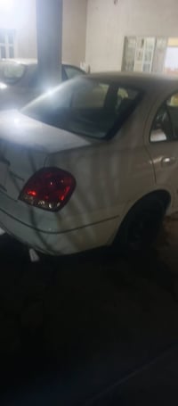 سيارة موديل 2006 بيها قطعة وحدة باب السكن صبغ  الصدر الكهربائيات بشرط ...