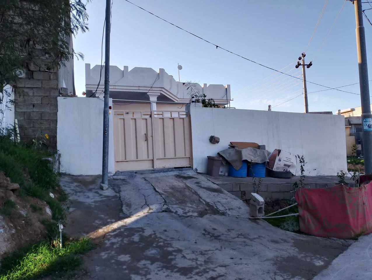 دارللبيع في إمام عباس بشارع ابو السمج سابقا مقابل مضخة الماء ركن على شارعين مساحته اكثر من 200متر يحتوي استقبال وهول ومطبخ وغرفة وصحيات شرقي وغربي وحديقة واسعة وكراج بسعر 32 للاتصال ***********
