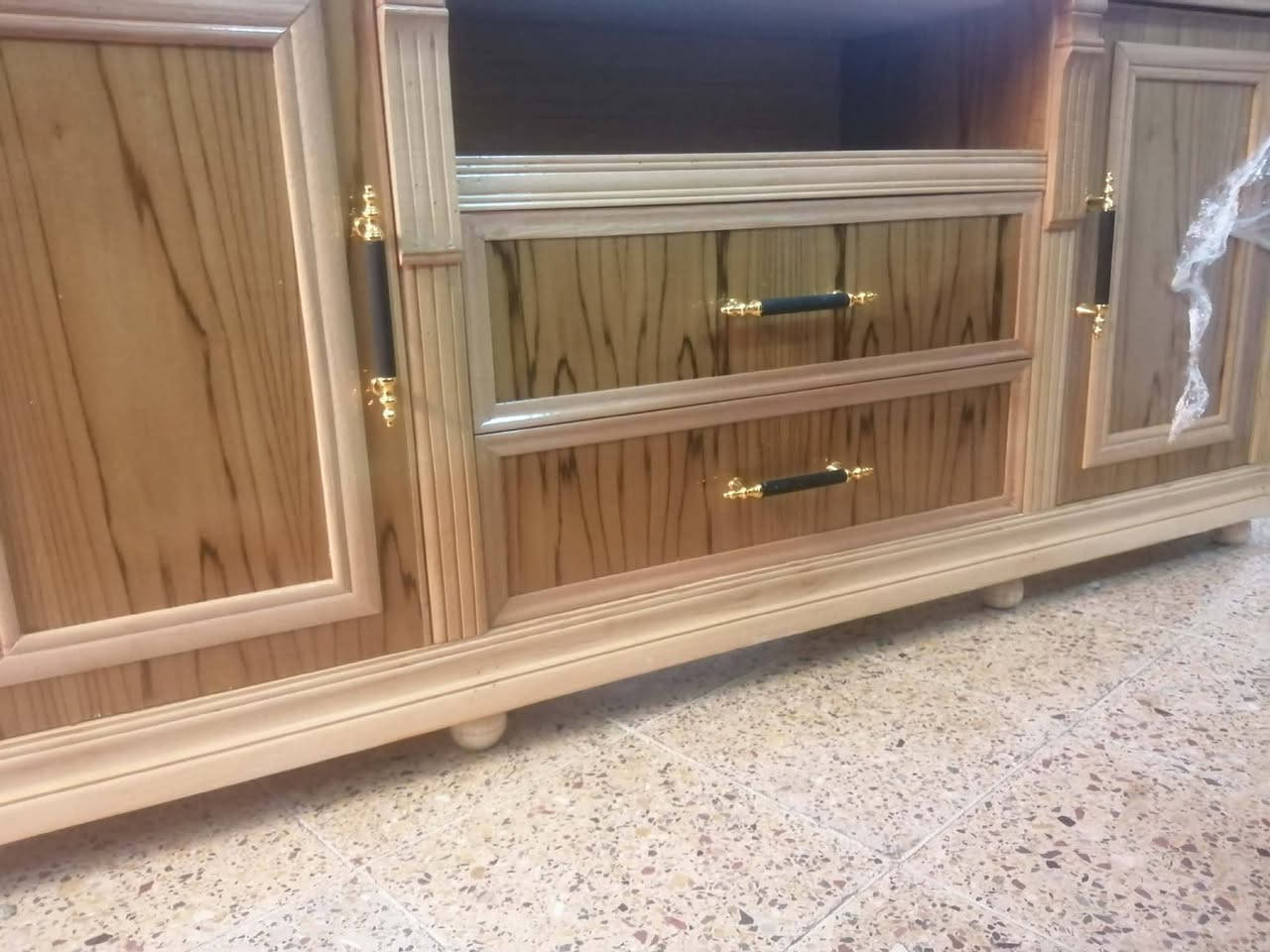 ميز تواليت جديد غير مستعمل خشب ثقيل درجة اولى صبغ حراري 160 الف
***********
