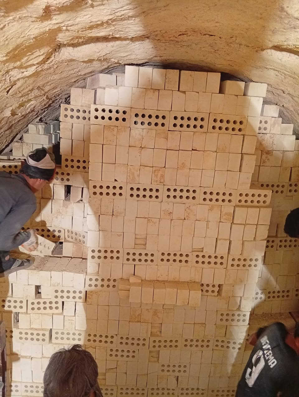 معمل نور الهدێ: 
***********واتس سيد حسين النعيمي 
*********** اتصال مباشر عخط 

🧱🔥 معمل نور الهدى للطابوق

مو كل طابوقة تنحط بالبناء تستاهل اسم جودة…
إحنا بـ نور الهدى نعرف شلون تكون الطابوقة: قوية، متماسكة، نظيفة ومرتبة، لأن البناء الزين يبدي من أساسه.

طابوق نور الهدى… شغل يبيض الوجه، وجودة تحچي عن نفسها. 💪🧱

اللي يريد طابوق يعتمد عليه، يعرف وين يروح…
نور الهدى — الجودة عدنا مو حچي، الجودة شغل. 🔥
