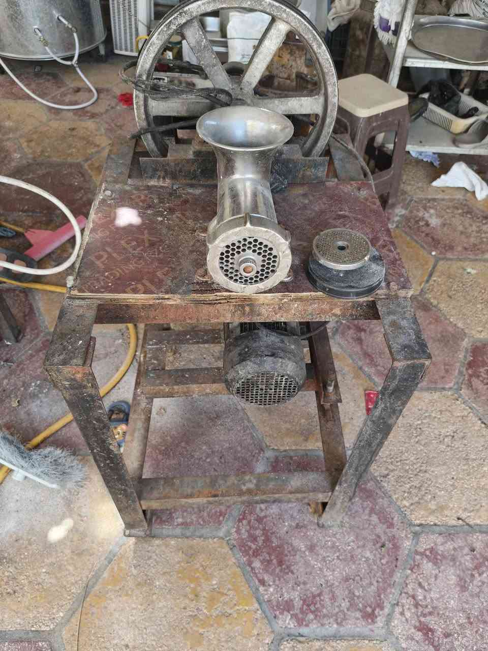 سلام عليكم غراض مطعم شرط غراض جديد نضيفه
شلعه وحده 
***********
