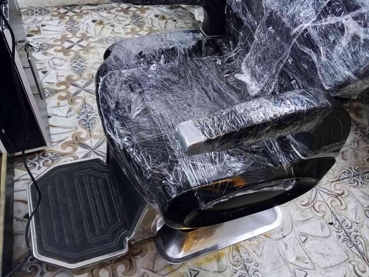 كرسي حلاقه جديد استعمال أشهر  للبيع  سعره 180 وبي مجال ***********المكان كربلاء حي الغدير
