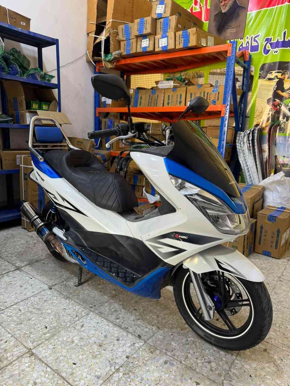 السلام عليكم pcx جيل الثاني ياباني مال رمبه قبل شهر نازله دراجه حلوه مزوده ماشيه 6 الف السعر 26$ وبيه مجال العنوان حي اور ام الكبر والغزلان ***********
