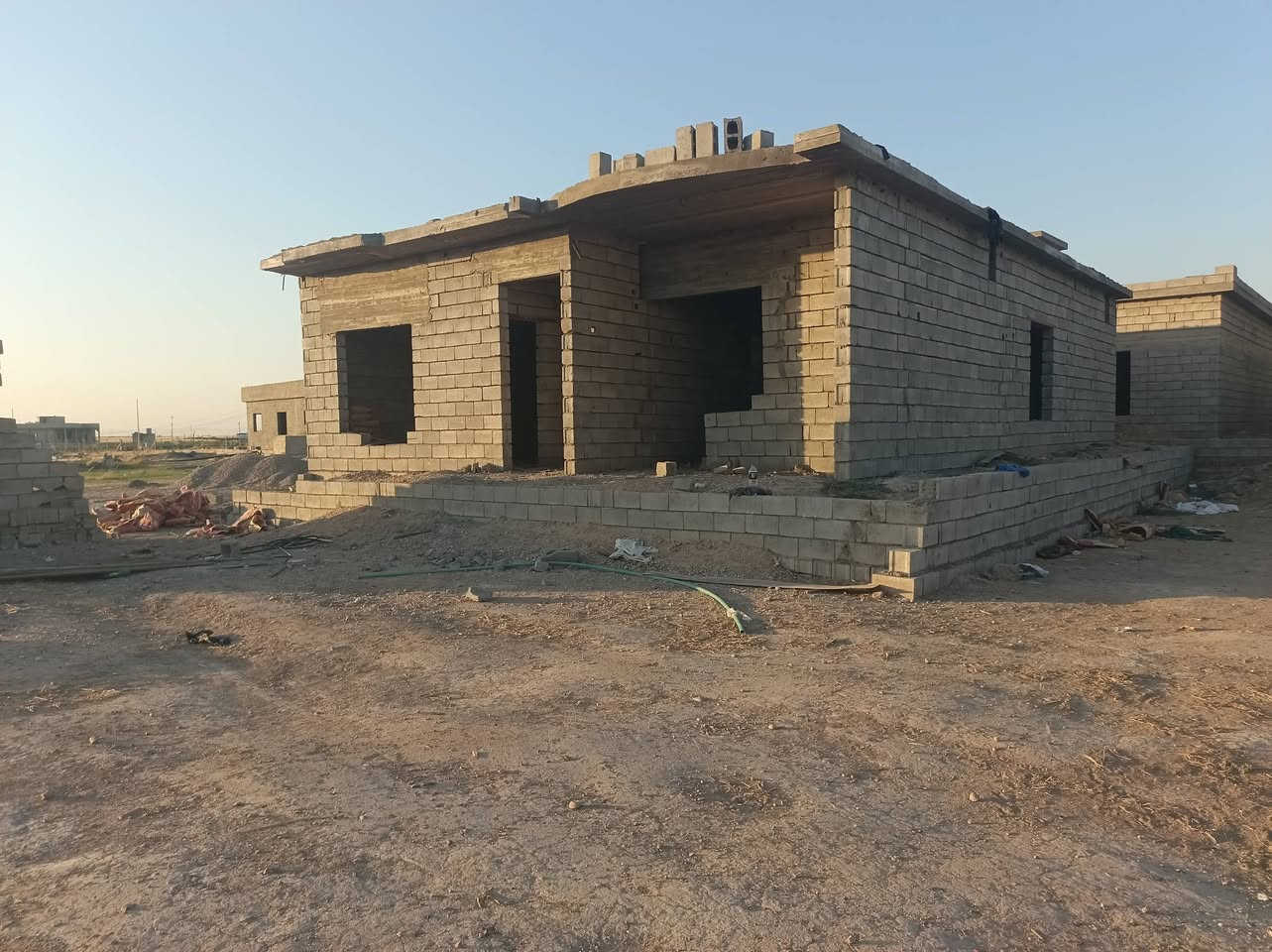 السلام عليكم الهيكل للبيع خارطة مرتبة
مساحة البناء 170
مساحة الارض300
الموقع العلم طريق الخزيفي خلف معمل سلوان
السعر 18 وبي مجال 
***********
