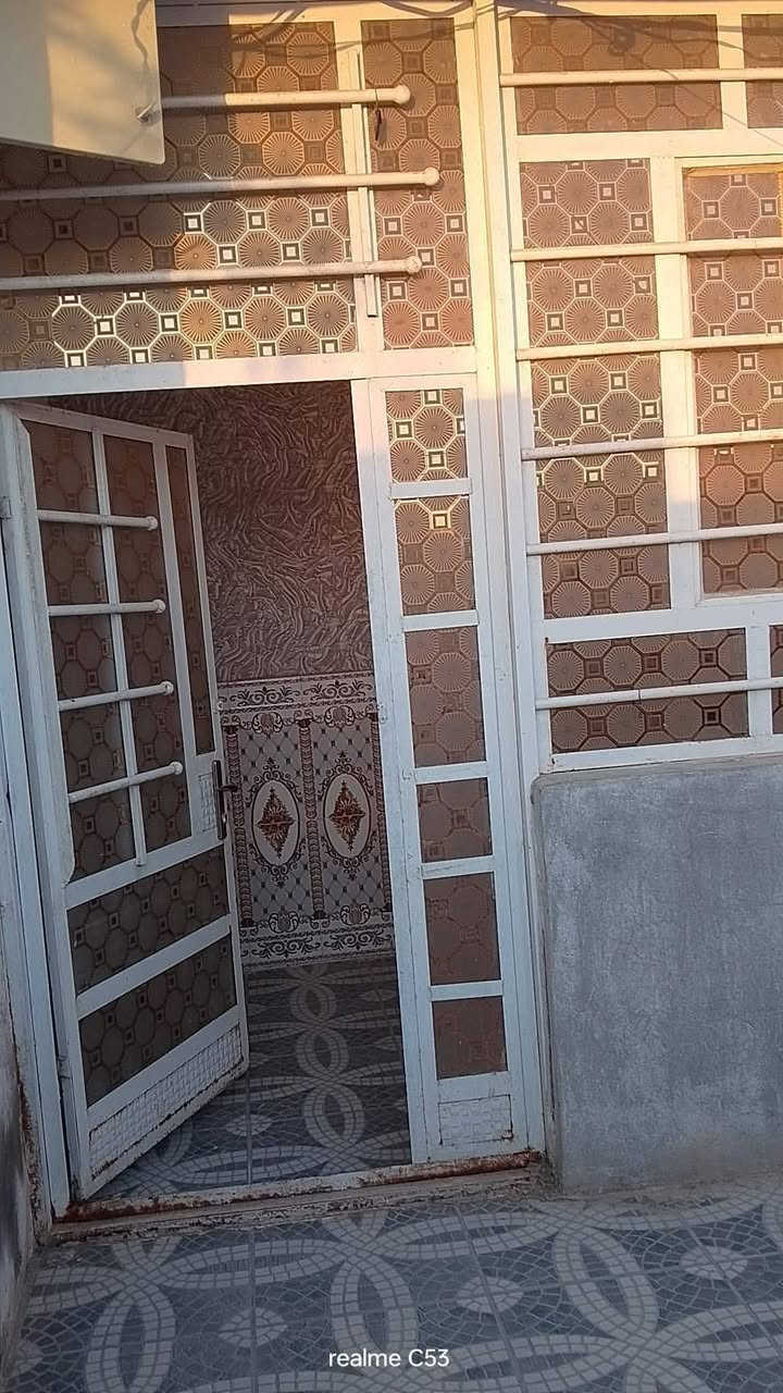 السلام عليكم دار للبيع مساحة 250 تجاوز في بعقوبة كاطون الرزاي شارع المدارس يحتوي على 3 غرف واستقبال وصاله كبيره ومطبخ  حمام داخلي السعر خاص او الاتصال على هاذا الرقم ***********
