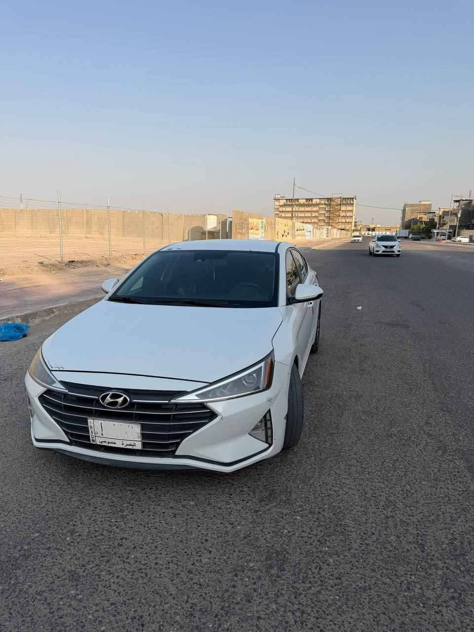 سلام عليكم  
النترا مديل 2020 وارد امريكي تقرير تعمل وتسير. بيه بارد بالعراق شبر بخشم البنيد بدون دواخل   والدوسه صفحه الراكب  مصلحه علكد شبر. موصفات السياره  نص فول  رادارات جانبيه ومثبت سرعه ورادار امامي ومانع تصادم  بي مشكلة. صبغ الصندوك متشلع منه ومخلي فابلون حتى تكون الصوره واضحة. 
مكان السياره البصره. 
سنويتها منتهية صارلها يومين سوي سنويه جديده بأسمك 
*********** البصرة, العراق
