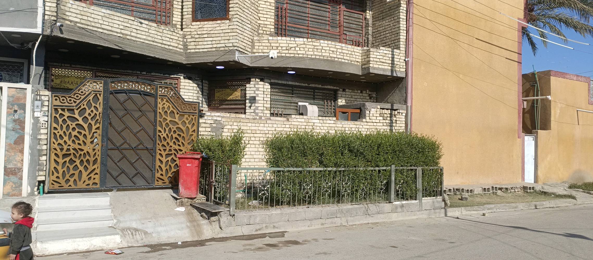 بيت للبيع نقد او بالتقسيط
طابو صرف
بغداد/المحموديه/ حي الشهداء 
المساحه١٣٧ ونص
الواجهه ١٠ متر النزال ١٤ تقريبا
مدخلين، وطابقين
  الطابق الاولل   صاله كبيره ومطبخ وغرفه 
وحولي( هول)
ومنور وحمام مشترك داخلي وحمام مشترك خارجي 
كامل
الطابق الثاني محتاج بياض وكاشي وبوب داخليه يحتوي على ٣ غرف وحمام وحولي 
مجموع الغرف ٤ ومجموع الحمامات ٣ وهول وصاله ومطبخ ومنور السعر ١٤٠٠٠٠٠٠٠ (ميه واربعين مليون)
للتواصل(***********) بي واتساب