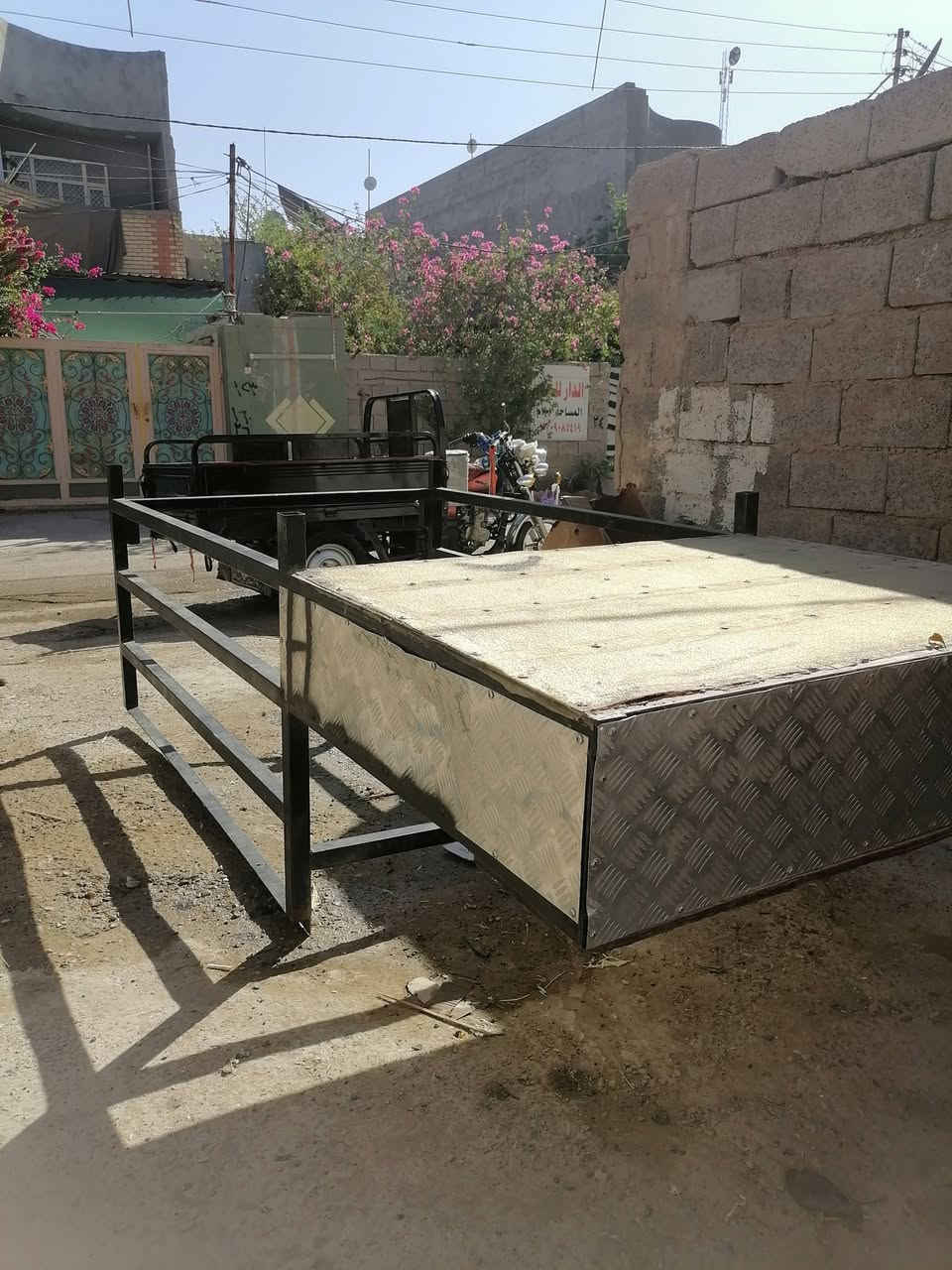 سلام عليكم محجر للبيع نضيف سعره 125 بيه مجال مكان ديالئ تقاطع القدس***********
