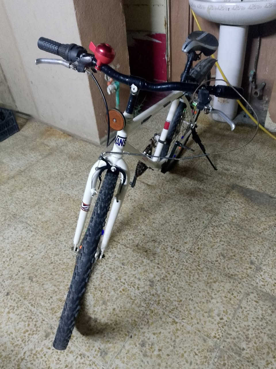 باسكل للبيع نضيف مصبوغ عام يعوز جفات يعوزو اصتاب الكدام  مكاني حي الكرامه . ***********.. . *********** السعر 60
