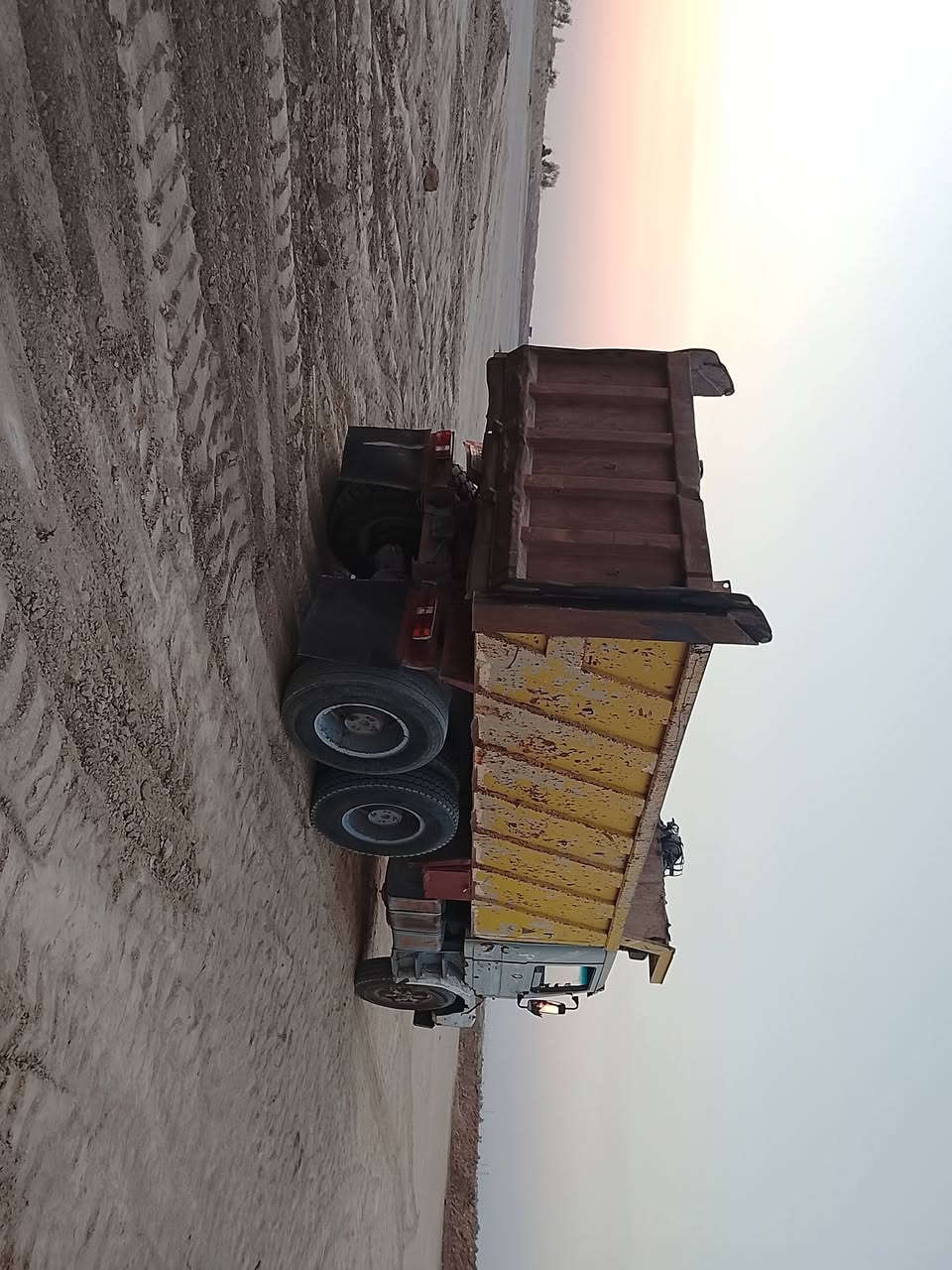 شاحنة • بدون تفاصيل