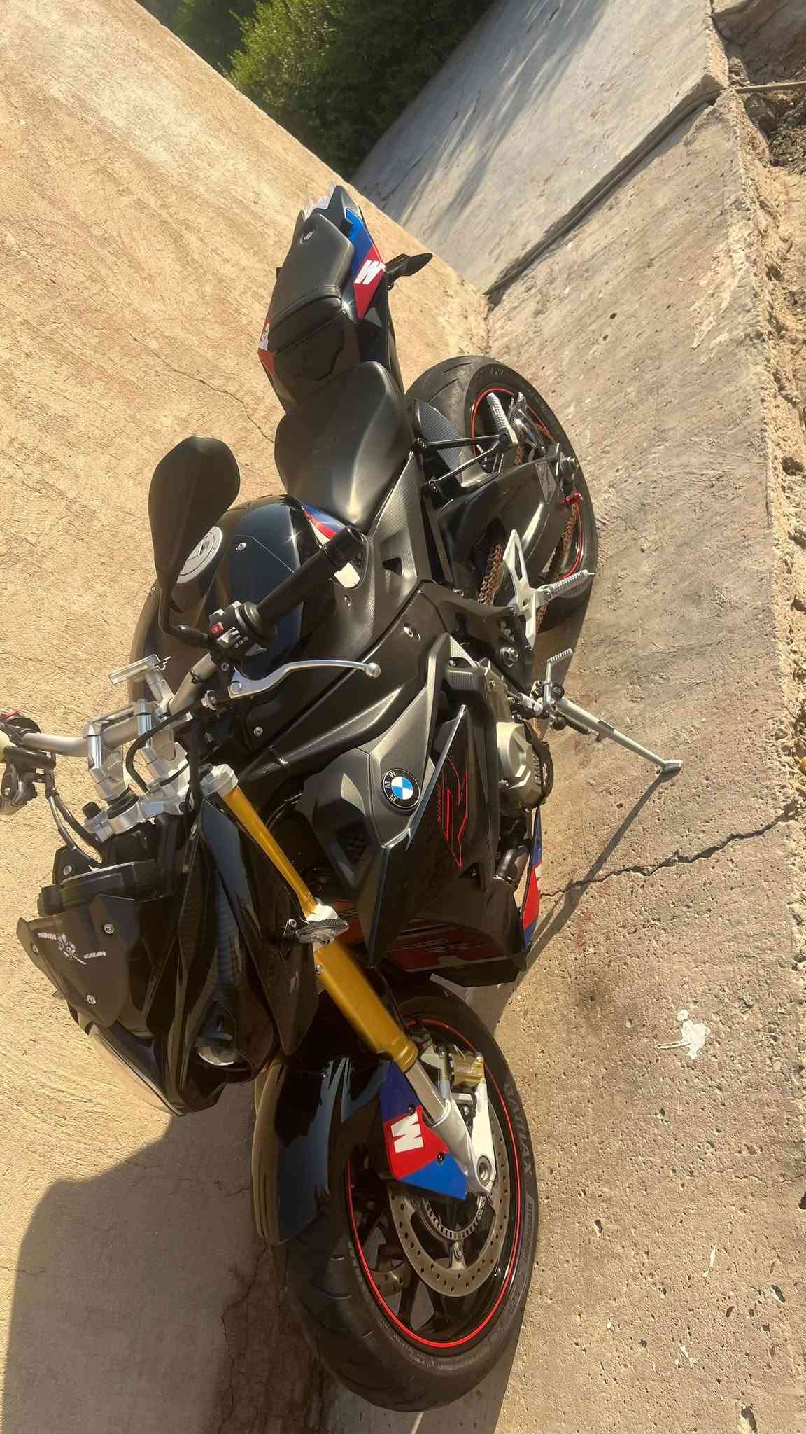 السلام عليكم شباب للبيع BMW R1000 الدراجه موديل 2019 ماشيه 18 الف دخول جديد الدراجه كارتون ما ناقصها برغي واحد وبعد معروف ال BMW الدراجه أربع مودات قياده وتدفئه بل يدات واي بي إس ومثبت سرعه ومانع انزلاق والدراجه شرط حت البراغي الي بيها مختومات بي ام دبليو عليها كوك شفتر (يعني تنمر بدون كلج وتبيت بدون كلج) عليها هدرز SC والهدرز الكاتم موجود وياها  وعليها ذيل مال M الدراجه ما ناقصها برغي واحد جيب وياك الف فيتر وافحص بيها جاملغ وواقيه زنجيل وبجم كاربون تغطيس والدراجه مغلفه بل كامل BBF يعني انسى شي اسمه شخط اخوان مكاني بغداد الغزالية والدراجه معروضة ب ($73 ) وبيها مجال شي قليل كلش اخوان الدراجه بسعر 17 الشراي تعال خاص او اتصل *********** اتصال واتس اب
*********** واتس اب فقط 
السلام عليكم شباب للبيع BMW R1000 الدراجه موديل 2019 ماشيه 18 الف دخول جديد الدراجه كارتون ما ناقصها برغي واحد وبعد معروف ال BMW الدراجه أربع مودات قياده وتدفئه بل يدات واي بي إس ومثبت سرعه ومانع انزلاق والدراجه شرط حت البراغي الي بيها مختومات بي ام دبليو عليها كوك شفتر (يعني تنمر بدون كلج وتبيت بدون كلج) عليها هدرز SC والهدرز الكاتم موجود وياها  وعليها ذيل مال M الدراجه ما ناقصها برغي واحد جيب وياك الف فيتر وافحص بيها جاملغ وواقيه زنجيل وبجم كاربون تغطيس والدراجه مغلفه بل كامل BBF يعني انسى شي اسمه شخط اخوان مكاني بغداد الغزالية والدراجه معروضة ب ($73 ) وبيها مجال شي قليل كلش اخوان الدراجه بسعر 17 الشراي تعال خاص او اتصل *********** اتصال واتس اب

نص مكتوب في الصور:
- قص
