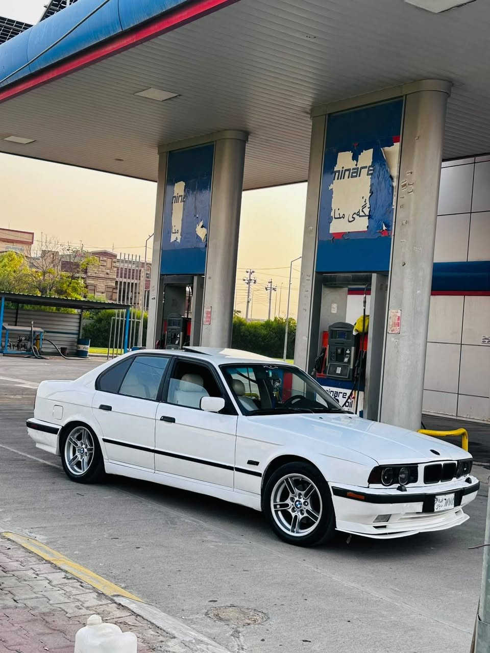 سلام علیکم bmw 525 مودیل 92 تۆماتیک سلایت تەبرید ساردو گەرم جام کارەبا داخلی جلد و سپی یەک جەمپی چاملۆغی دواوەی هەیە باقی هەمووی بەشەرت تایەو ویلی خاوین ئاڕمو سەنەوی بەشەرت سعری 33 معامەلە ***********
