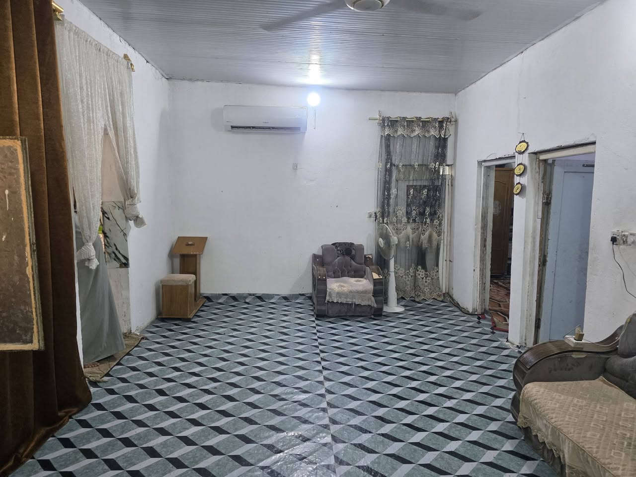 بيت للبيع مساحه ٢٤٠ كوت حي الحكيم الثانيه قرب المجسر تفصل البيت بناء بلوك والسقف سندويج يحتوي على غرفتين وصاله ومطبخ وصحيات داخليه وخارجيه السعر ١٧ وقابل للتفاوض للاستفسار والاتصال مراجعه دلاليه احمد السعيدي قرب حسينيه بيت خليفة *********** ***********
