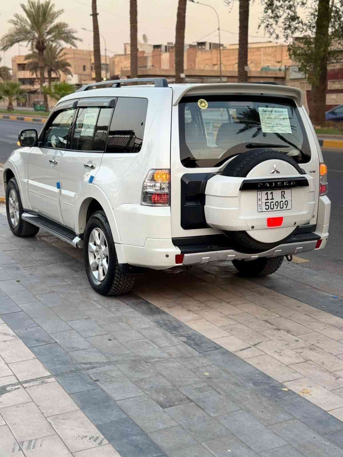 باجيرو 2013  حبتور فول مواصفات لون ابيض صدفي حجم المحرك 3500 رقم  بغداد دولي بدون حادث  سيارة  مكفوله كفاله عامه سياره كلين عله واضع الشركه معروفه خليجي السياره جديده مال جناي فورويل نضام دفلوك كشنات كهربائي اشارة بل مري شفط تحكم ستيرن مسجل بلادي اصليه فتحه تبريد ثلاث قطع حساسات خلفيه زاد ثلاجه تخم تاير كير مكينه حداديه خير من الله سياره جديده لوك محرك 6السعر145 اتصل وبيك خيروتدل ***********مكان السياره بغداد
