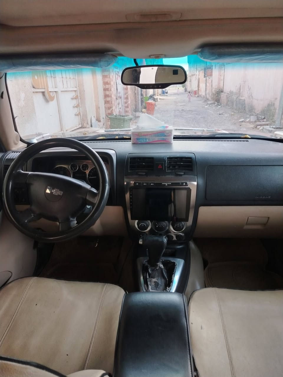 السلام عليكم..
سيارة همر H3 للبيع موديل 2007
السيارة رقم انكليزي مميز 6990 باسمي سنوية لل  2030..
سيارة مزودة محرك 5300 تاهو كامل هو وكيره وتفرعاته..
تبريد شغال ثلج.
تخم تاير جديد قبل اسبوع شاده..
السياره مكانها واسط كوت مركز مدينة
السعر ٩٠ ورقه وبي مجال للشراي
اتصال ***********
***********
