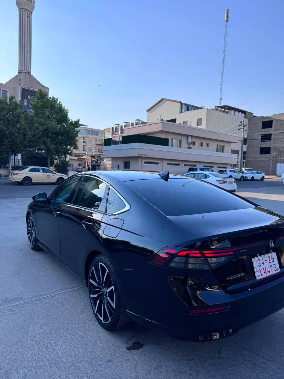 اعلي فئة مواصفات و سعر بلاش 💣🔥
Honda Accord 2024
هوندا اكورد 2024

مواصفات Touring يعني اعلي فئة 
(مقاعد تدفئة و تبريد-خزن ميمور-فتحة سقف-شاحن لاسلكي-شاشة كبيرة-داتاشو-رادار امامي و جانبي 360 درجة)

مكينة ٤سلندر+هايبرد حجم ٢.٠لتر
ماشية 30,000 ميل و بحالة جداً ممتازة 

السيارة بيها قطعتين سبغ 
باب امامي و خلفي فقط

سعر السيارة فقط 19,700$ و مجال
السيارة رقم كاتي و تترقم شمالي اربيل او دهوك 
((***********)) واتساب
