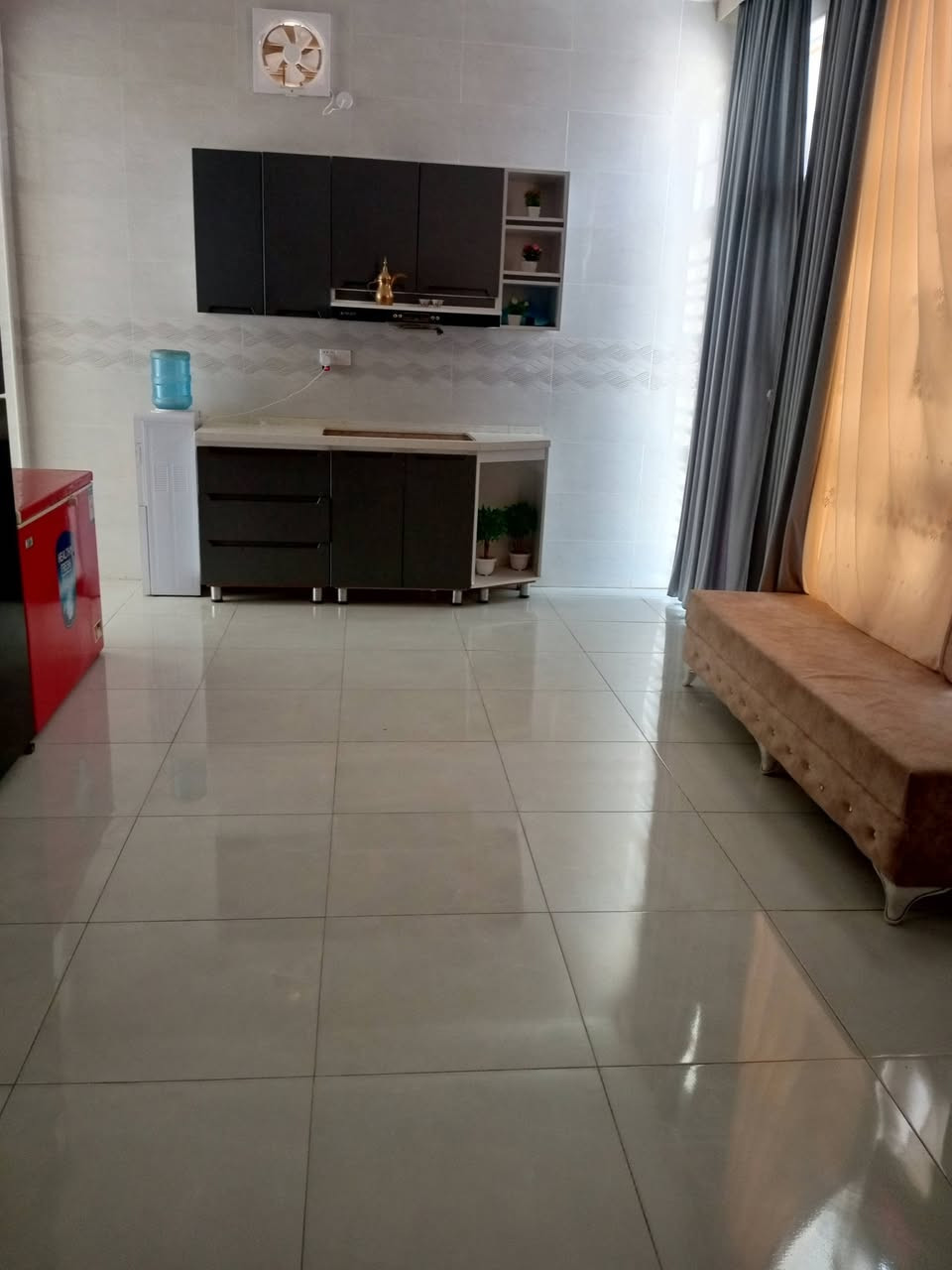 دار للبيع حي الحوراء قرب الحسينيه مساحه 360م طابو زراعي يتكون من طابقين الاول غرفتين وصاله واستقبال ومطبخ حار وبارد مع مجموعتين صحيات ومنور مع حديقه وكراج ركن عرض الشارع 7م للاستفسار ***********
