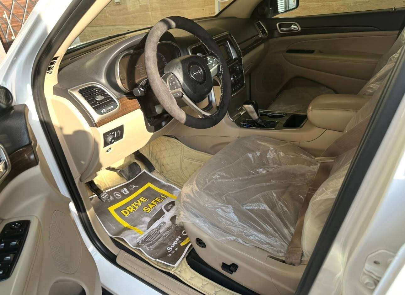 جيب لاريدو
موديل 2017
مكينة 3600 V6
ماشية ٨٨ يعني جديده

 مواصفات لاريدو
شفتات ستيرن
شاشة صغيره
كشنات حظن
كشنات كهرباء تدفئة
تشغيل عن بعد
كامرة وحساسات خلفية
دكمة Sport
وبعد باقي المواصفات معروفة 

كير مكينة كفااله (بدون فتح)
صدر امامي خلفي جديد
تخم تاير جديد

رقم اربيل بأسمي 

بدون حادث كفاله فقط شبر صبغ جاملغ امامي والباقي كفاله لا حادث ولا دواخل ولا ايرباك كله كفاله

السعر ١٩٥ وبيه مجال بسيط

مكاني بغداد الدورة  

ملاحظة مكلف بالنشر 

رقمي ***********
