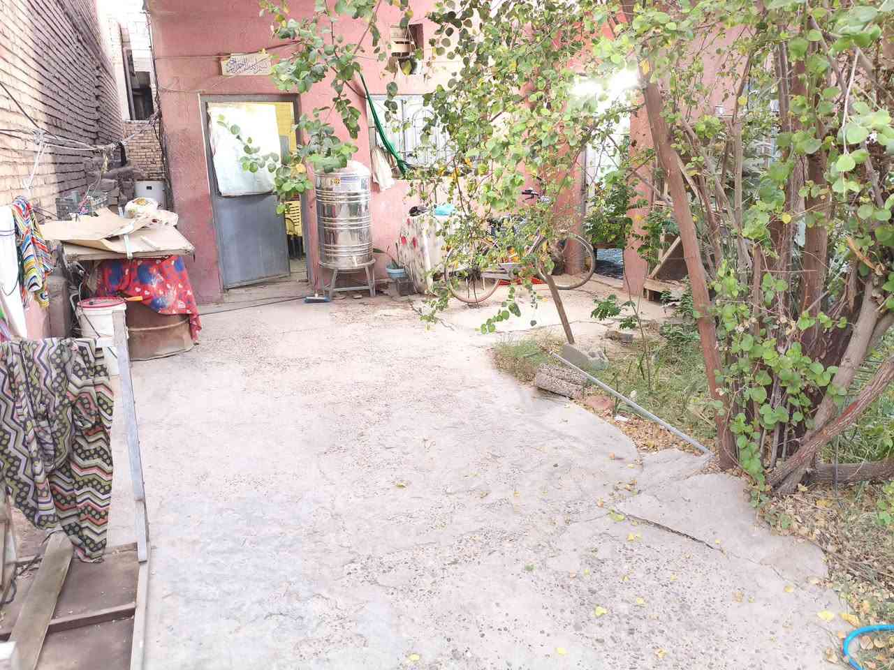 سلام عليكم بيت البيع طابو صرف في حي لاكرمين قريب عل شارعين جدد مساحة 250 طابق واحد غرفتين وصاله وكلدور حمام داخلي وخارحي مثل موضح بصوره ***********
