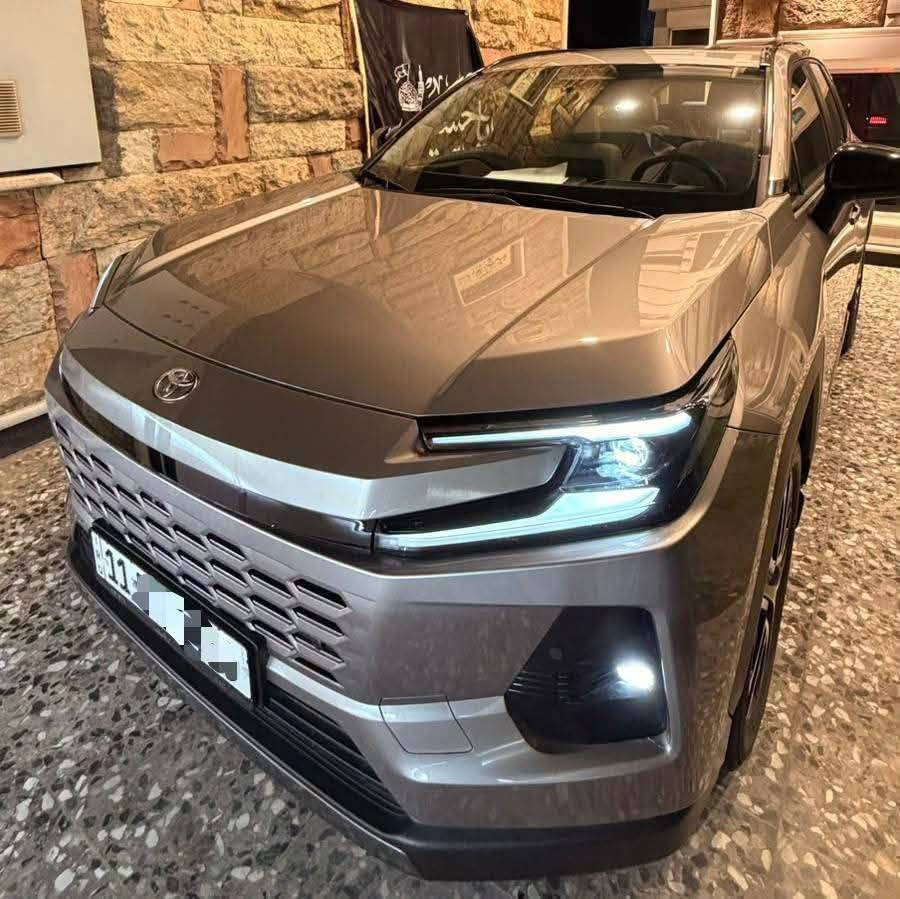 راف فور    Limited  2026شركة ساس (SAS)
العداد 3500 مكفوله من كلشي رقم بغداد 
تغليف ppf ضمان 10 سنوات 
… اللون ذهبي 
* الفئة: Limited (فل أوبشن) اعلى فئة في راف فور
* المحرك: 2.5 لتر هايبرد (Hybrid)
* القوة: 236 حصان
* ناقل الحركة: CVT أوتوماتيك
* نظام الدفع: رباعي AWD
* المقاعد: جلد فاخر
* المقاعد الأمامية: تدفئة + تبريد + تحكم كهربائي
* شاشة معلومات وترفيه 12.9 إنج
* شاشة عدادات رقمية 12.3 إنج
* Apple CarPlay و Android Auto لاسلكي
* شاحن لاسلكي للهاتف
* تشغيل بصمة (Smart Key)
* تشغيل عن بعد
* فتحة سقف بانوراما
* باب خلفي كهربائي
* كاميرا 360°

* حساسات أمامية وخلفية
* Auto Park (الاصطفاف الذاتي)
* Head-Up Display
* مرايا كهربائية مع إشارات
* إضاءة LED أمامية وخلفية
* جنوط ألمنيوم 20 إنج
* مثبت سرعة ذكي
* رادار أمامي
* نظام المحافظة على المسار
* نظام التحذير من الاصطدام مع الكبح التلقائي
* مراقبة النقطة العمياء (Blind Spot)
* تنبيه حركة المرور الخلفية
* 7 وسائد هوائية
* نظام الثبات الإلكتروني (VSC)
* نظام منع الانزلاق (ABS)
* مساعد صعود المرتفعات
* استهلاك وقود اقتصادي جداً بفضل نظام الهايبرد.
 ملاحظة السياره بيها تأمين شامل للحوادث والسرقة والحريق
العنوان بغداد الكراده 
تواصل واتساب 

رقم صاحب السيارة 
***********
