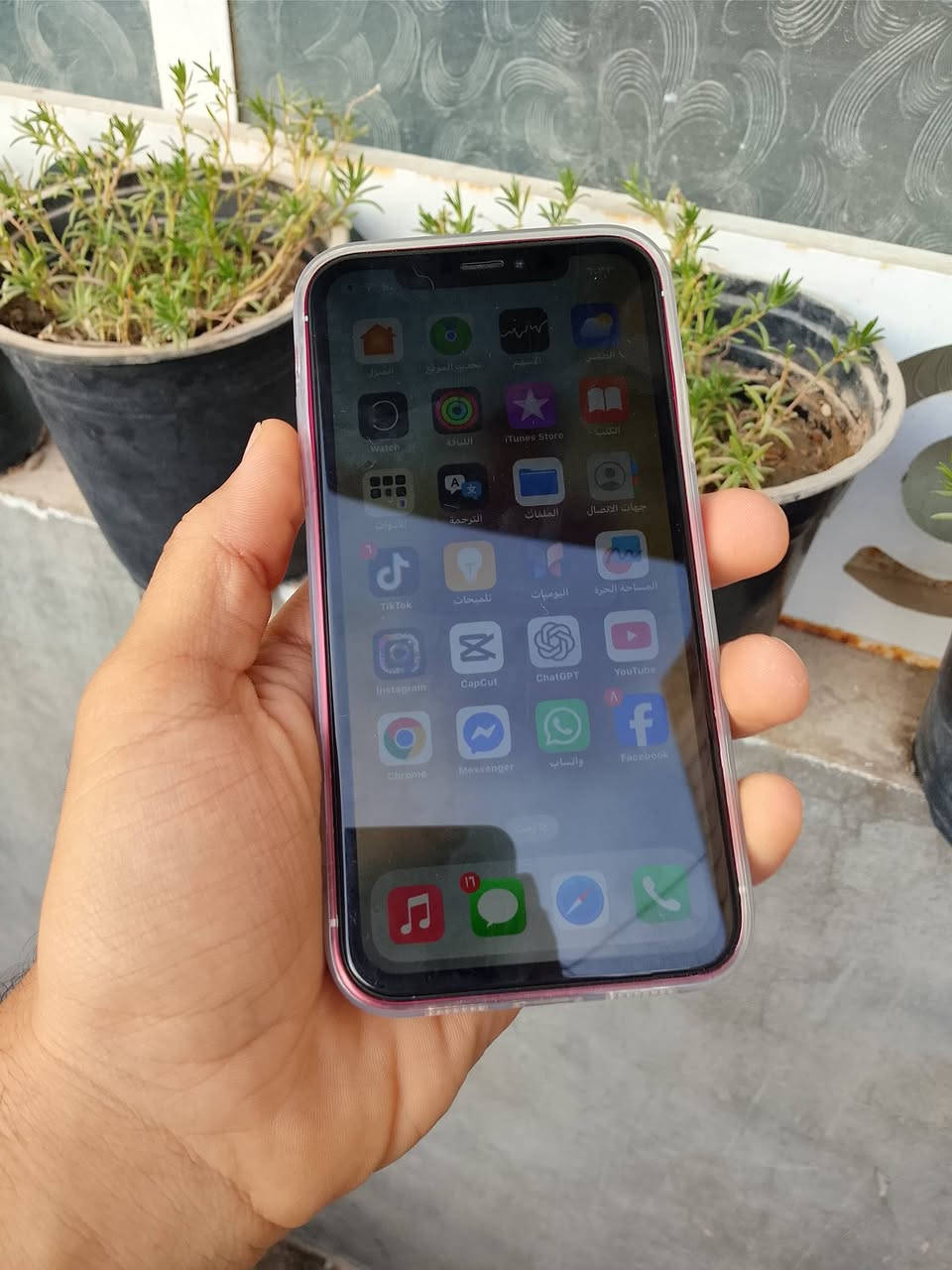 السلام عليكم 
ايفون XR محور 18 برو فقط تحوير شاصي التلفون نضيف وكله شغال من فلاش وسيمكارت وكاميرات فيس ايدي شغال التلفون مستبدل فقط بطاريه ونسبتة 73 ذاكره 64 نموذج M شرق اوسط عربي سعره 250 الف 
عنواني نجف ميلاد حولي شارع جامعة الكفيل 
***********

نص مكتوب في الصور:
- ٦:٣٤ البطارية حالة البطارية والشحن رسالة مهمة حول البطارية حالة بطاريتك متدنية جدًا. يمكن أن يبدل أحد مزودي خدمة Apple المعتمَدين البطارية لاستعادة الأداء والطاقة القصويين. العثور على خيارات الخدمة... الحد الأقصى للقدرة ٧٣٪ هذا قياس لقدرة البطارية مقارنة بقدرتها عندما كانت جديدة. قد تتسبب القدرة المنخفضة بتقليل ساعات الاستخدام بين عملية الشحن والأخرى. أقصى قدرة للأداء تدعم بطاريتك حاليًا الأداء الطبيعي وقت الذروة. شحن البطارية المحسن للحد من استنزاف عمر البطارية، يتعلم الـ iPhone من عادات الشحن اليومية، بحيث ينتظر ولا يتجاوز ٨٠٪ حتى يحين موعد حاجتك إلى استخدامه.
- حول القطع والخدمة تجمع Apple سجل تاريخ القطع والخدمة، ويعرض السجل معلومات عن هذا الـ iPhone وحالته وتفاصيل إصلاحه. معرفة المزيد... سجل تاريخ الخدمة البطارية الخدمة
- ٦:٣٤ رجوع حول الاسم iPhone 18 pro إصدار iOS 18.7.10 اسم الطراز iPhone XR رقم الطراز MT302LL/A الرقم التسلسلي DNPYNBWKXKN انتهت صلاحية التغطية القطع وسجل تاريخ الخدمة الأغاني الفيديوهات ١٠ الصور IV التطبيقات ١٢ السعة ٦٤ غ.ب. متوفرة ٣٥,٩٥ غ.ب. من إجمالي ٧٩,٣٥ غ.ب.