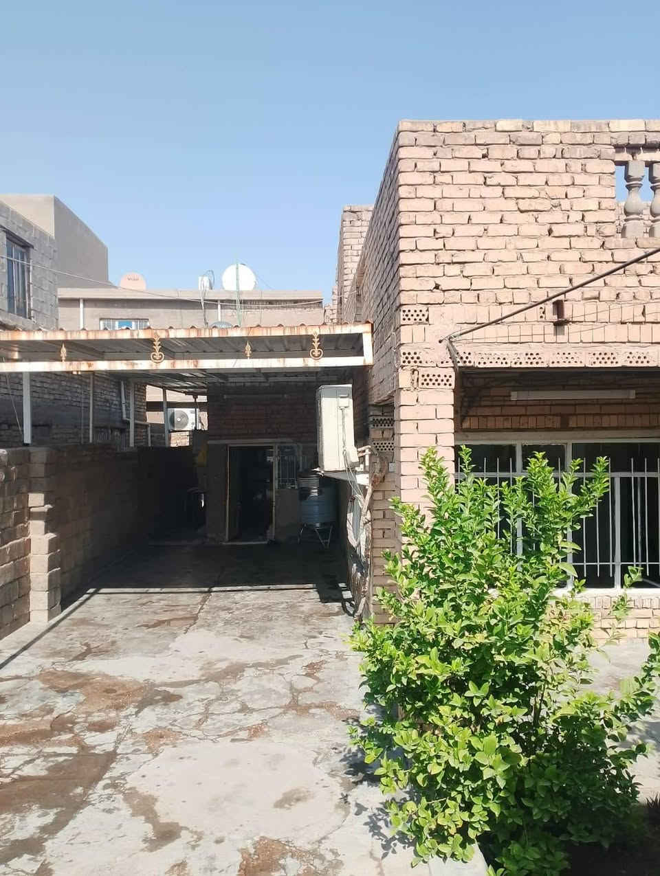 السلام عليكم بيت للبيع
طابو ملك صرف
المساحا 304
الواجه 15
النزال 20
منضمن البيت مشتل مجر اجاره 200 بل شهر
مجاور البيت مدرست اطفال وجامع
البيت يبعد عله سلمان المحمدي دقيقتين
البيت يحتوي علا مطبخ وغرف نوم 2 وصاله وستقبال وصحيات 2وكراج يوسع سيارتين
للستفسار ***********
