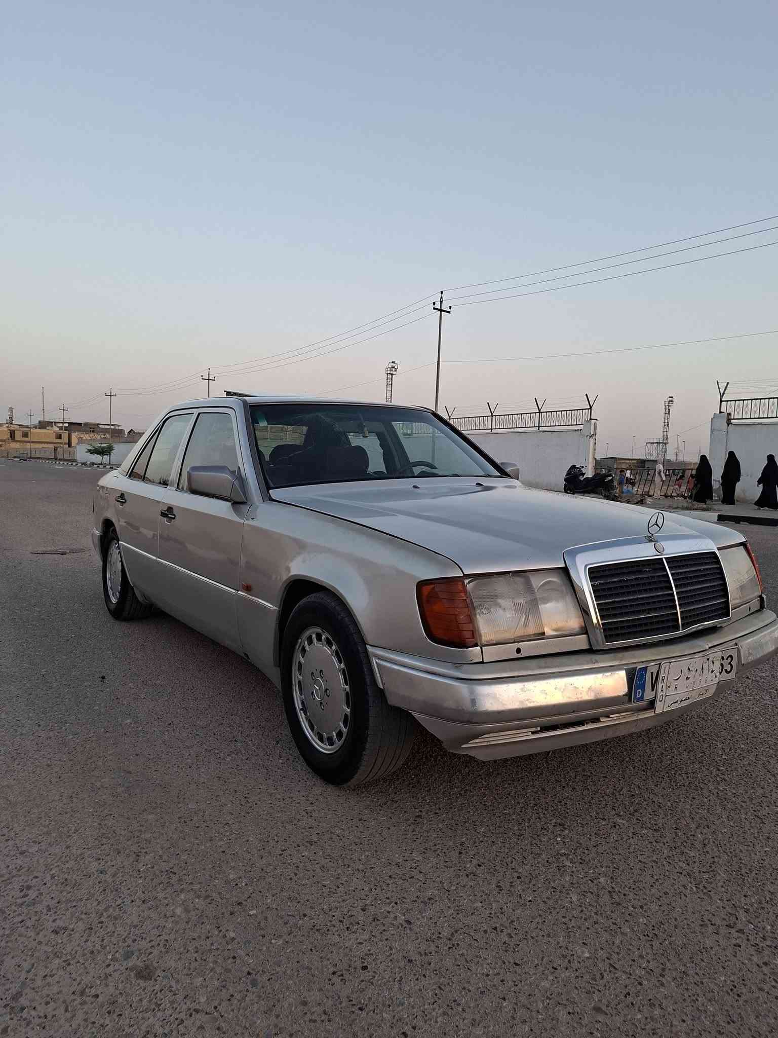 موديل 1993 بلادي 
دب بلادية للأخير 
مكينة وكير 300 عنكبوت جديد 
قواعد دبلات بلادي بدون تصليح
سيارة بدون ضربة 
فتحة سلايد طگتين 
كهربائيات كلها شغالة بلادية 
رقم انبار شرط التحويل اكاتبك وي راعيها 
سنوية عضم لل 2028
مكاني نجف السعر 42 ورقة 
إتصال هاتفي فقط رجاءا 
***********
