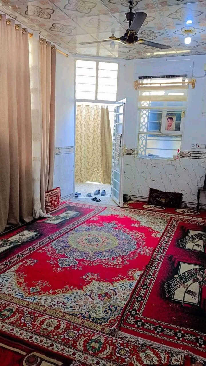 اكرم للعقار   ***********
==================================

      دار للبيع  المساحة 100 متر طابو صرف 

       حي ميسان قطاع 22 قرب شارع البوريات 
        
==================================
                            طابق ونص 

الطابق الاول/ غرفة وصالة ومطبخ وأستقبال 

وصحيات داخلية وخارجية ومكشوفة وطارمة 

          الطابق الثاني/ غرفة وصالة  

              بناء طابوق صب كونكريت 
               
               السعر 127 وبي مجال 
           
 للاستفسار الاتصال بالرقم  *********** وات سآب 

او مراجعة المكتب/ عنوان المكتب النجف الكوفة 
  
   حي ميسان شارع الكيات مقابل اسواق حليم

