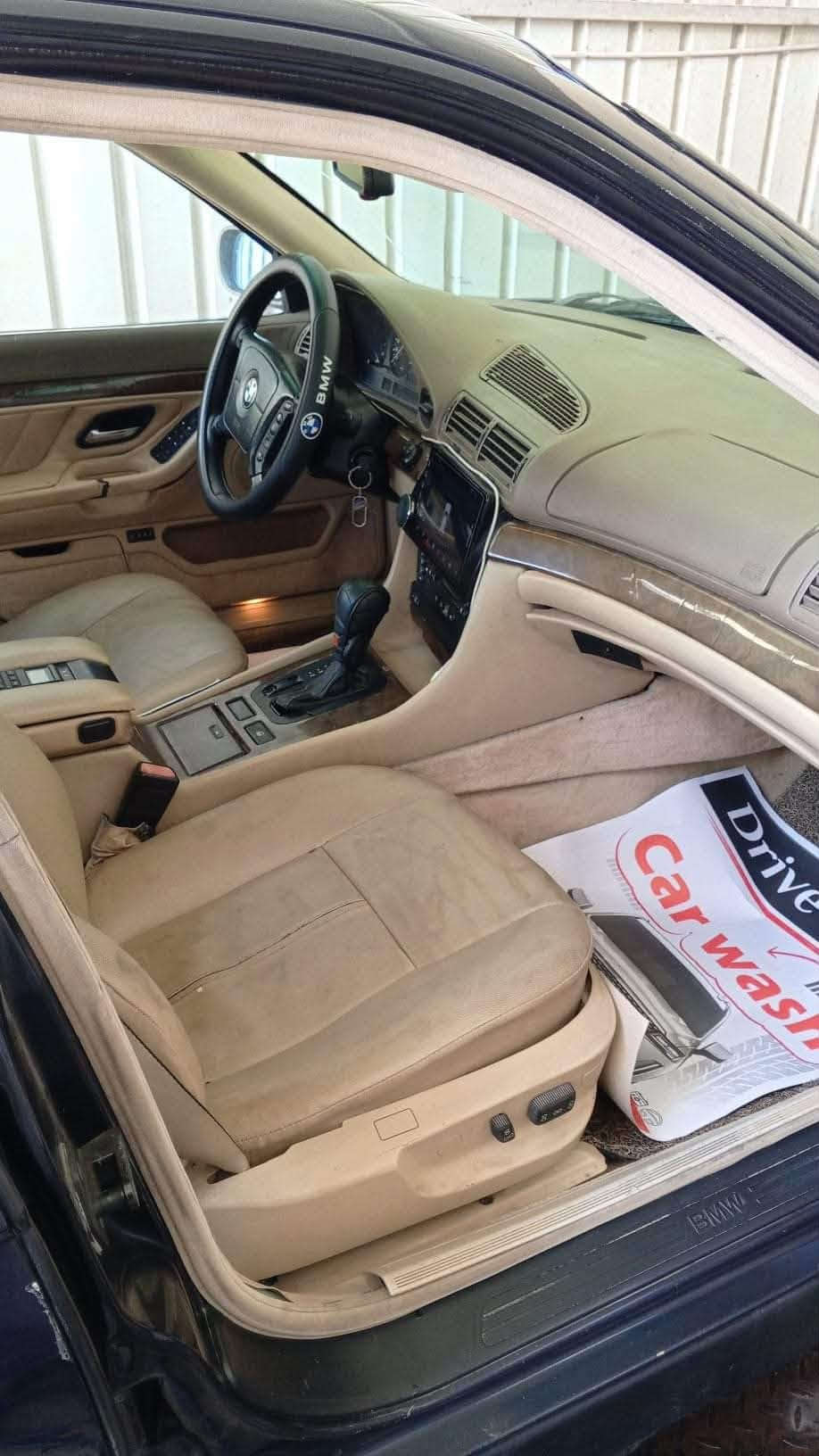 سلام عليكم
بي ام
موديل 95
محرك 8 سلندر
كهربائيات بلاد بشرط 
محرك وكير بلاد بشرط 
صدر جديد 
وتخم تاير جديد
مصبوغه عام للجماليه
سياره نضيفه وحلوه
غرفتها نضيفه
بدون حادث
بدون ضربه
رقم بغداد الجديد تحويل ثاني يوم 
رايدها ب60 وبيها مجال
مكاني بغداد
***********
