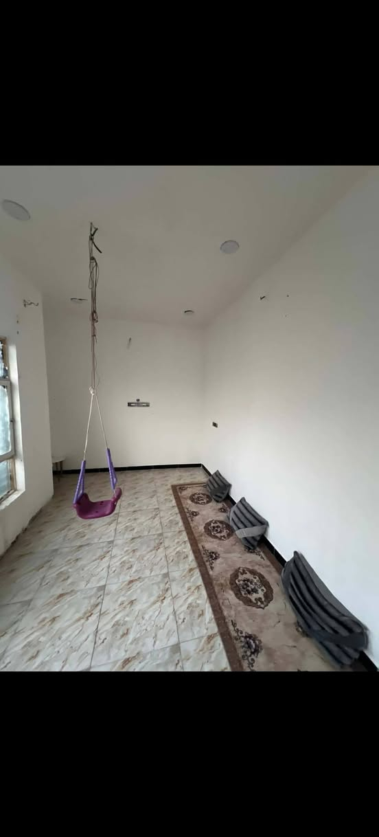 السلام عليكم
بيت للبيع 🏘
بنسيج قرب مطعم عدنان 
مساحته 100م مربع 10×10
بناء جديد كونكريت مسلح بناء طابوق فقط ستاره بلوك 
يحتوي البيت 
غرفه منام
واستقبال 
مطبخ مفتوح ع صاله 
ومنور 
صحيات داخليه وخارجيه 
سعره 35وبي مجال للشراي 
اي استفسار خاص مفتوح
