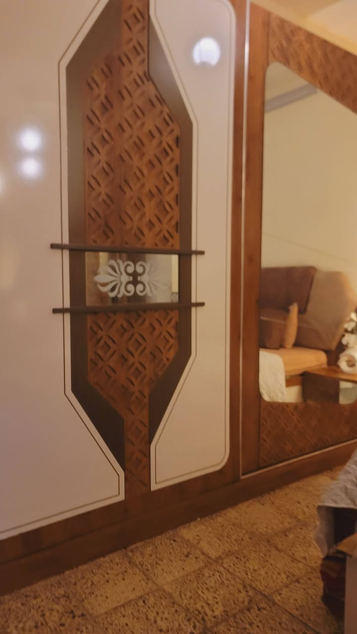 غرفه نوم تركيه 9قطع نظيفه مثل الصور اي ضرر مابيها سرير مخزن واناره سعر.. 750 .. المكانبغداد ***********
