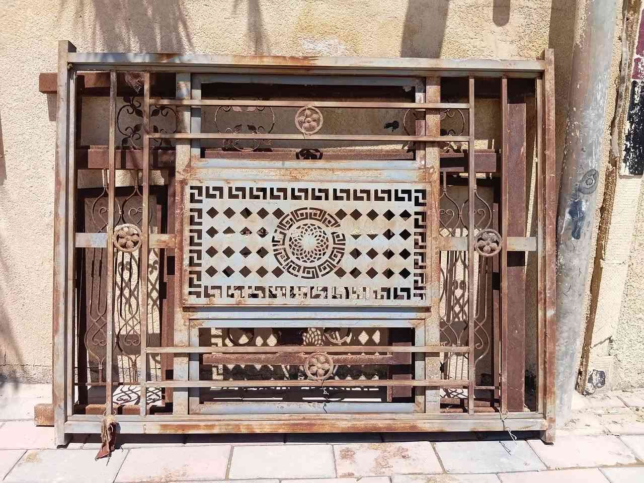 باب وشباك للبيع العنوان الخالص حي الجنود قرب حسينية الحوراء ( ع ) اتصال وتساب او ع الرقم ) ( *********** )
