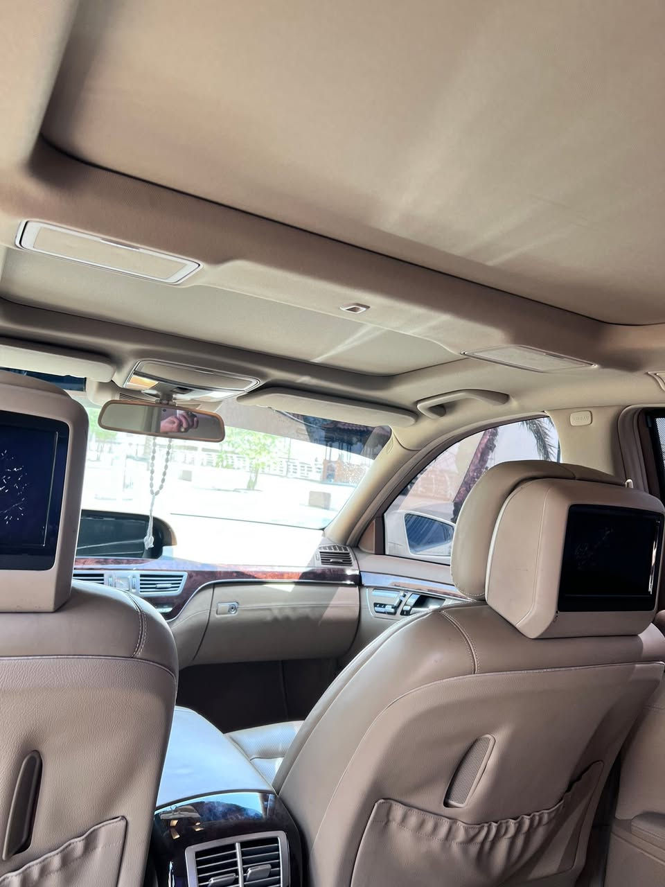 البيع أدوات 
مرسيدس S500 V8، موديل 2010، محدث بالكامل إلى شكل 2015، وارد ألماني، لون أبيض، داخلية بني راما، فول مواصفات.

المواصفات والتجهيزات:

* محرك V8
* جير أوتوماتيك
* جنوط كبيرة
* أبواب شفط
* شنطة شفط
* فتحة سقف
* داخلية جلد بني راما
* مقاعد كهربائية
* ذاكرة للمقاعد
* تسخين وتبريد المقاعد
* تحكم كهربائي بالمقود
* شاشة وملاحة
* كاميرا خلفية
* حساسات أمامية وخلفية
* رادار وأنظمة أمان
* مثبت سرعة
* تحكم بالمقود
* إضاءة زينون
* تشغيل بصمة/زر
* ستائر كهربائية
* تكييف أوتوماتيك
* نظام صوت فاخر
* تحكم كامل بالمقاعد والأبواب
* عزل وراحة عالية

السيارة محدثة من الخارج إلى شكل 2015، وتتميز بالفخامة والقوة والراحة، ومناسبة للي يبحث عن S500 فول مواصفات هاذ رقمي ***********
