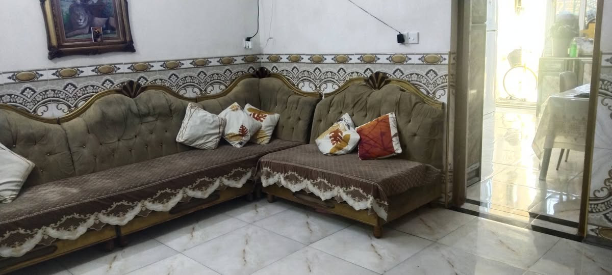 تخم ديوان خليجي خشب زان درجه اولى عشر مقاعد بعد اكو كرويته ماصورته سعره ٢٥٠ وبي مجال لستفسار على رقم ***********
