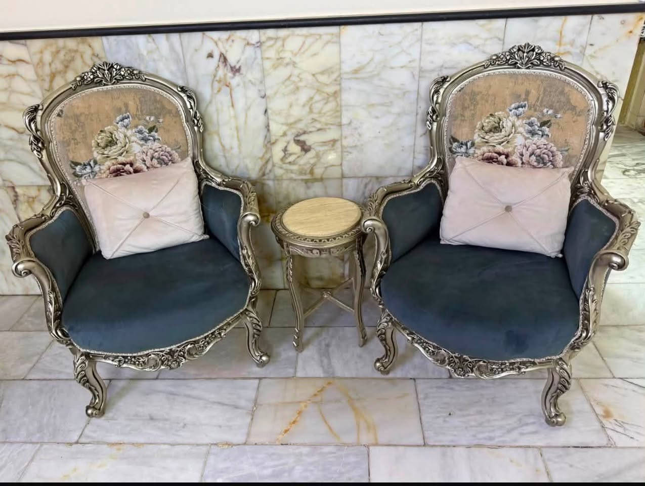 سلام عليكم طخم 10مقاعد +4طبلات+طبله وسطيه سعر مليون 850وبي مجال للاستفسار مراسله واتساب ***********
