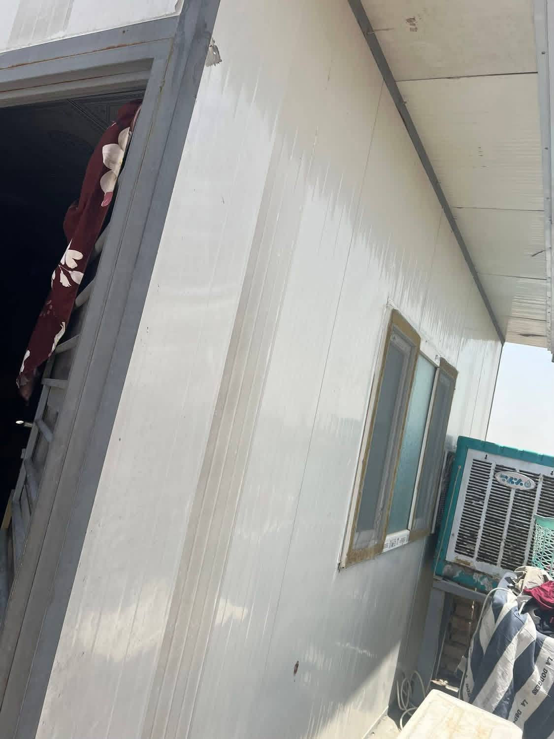 غرفه سندويج مستعمل نضيف وياهه تغليف وباب وشباج
***********
