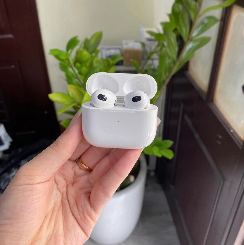 شباب air pods 3 جيل ثالث الحديث 
اصلي باله أمريكي ( مستعمل بنظافة 99%) 
ما مفتوح ولا داخل صيانه ( سيريل نمبر بموقع ابل ) #عزل_تام_للضوضاء #صوت_مكالمات_واضح #بطارية_بلادية_تقاوم_يومين . #صوت_قوي_جدا 
بإمكانك الفحص قبل دفع . اصلي باله 
سعره 25 الف قفل قفل توصيل مجانا نظافة 99% 
قطع محدودة 
حجز واتساب فقط ***********