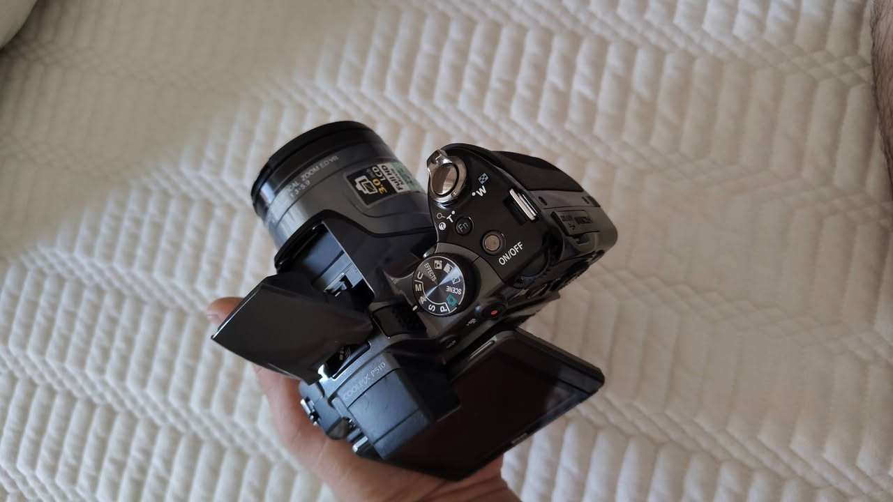 نیکۆن  P510 _42X
ئەم کامێرا 16 مێگا پێکسڵە
شاشەی جواڵاو و قەلابە بەدڵی خۆت جوڵەی پێ دەکەی
لێنزی جێگیرە و 42 ئێکس زووم دەکات بە فۆکسەوە
ڤیدۆ و ڕەسمی فول کوالێتە HD
خاوەنی سیستەمی GPS 
شەحن و پاتری بیلادی لەگەڵە + جامتا وقایژی مل
کێ مشتەری بوو نامە بنێرێت لەخزمەتیام ....
***********
***********
