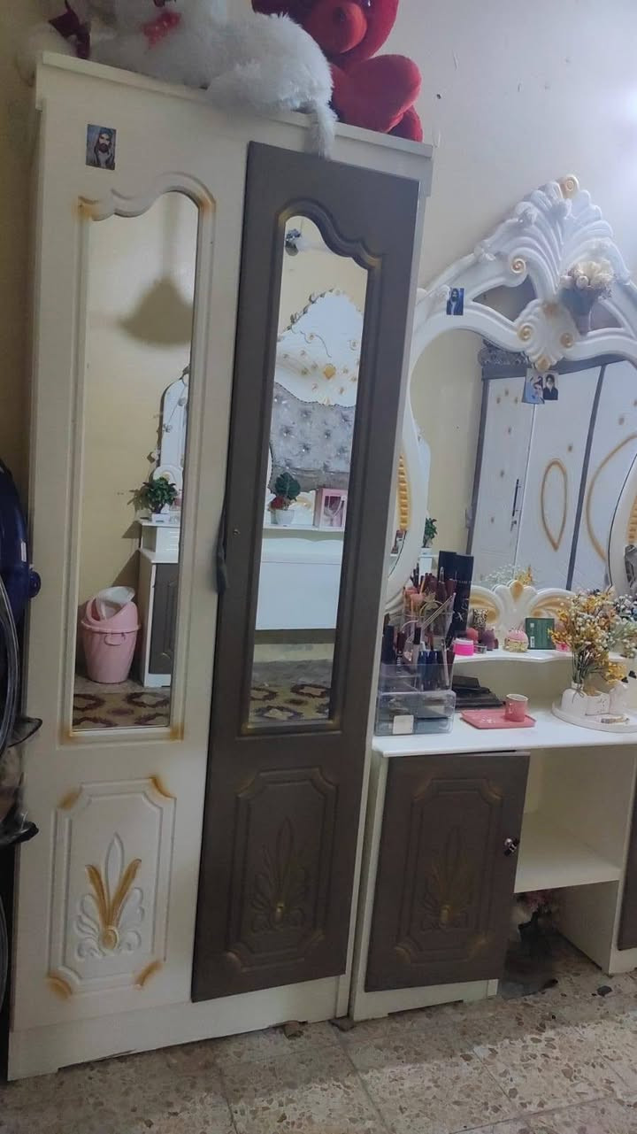 غرفة للبيع نظيفة كاملة السعر ٥٥٠ بيهه مجال لشراي 
***********
