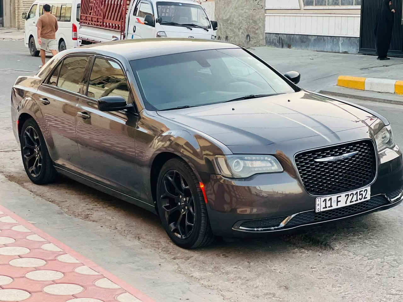 سلام عليكم 
أوباما كرايسلر 
دخول جديد كتاب ضباط مرقم كامل بسمي بغداد
كلين السياره بس اطلع بيه قطعه وحده كلير جماليه
سونار منشور
مواصفات 
شاشه
نقطه عمياء 
محدد سرعه
ماشيه 140 ميل
مكان السياره بغداد
***********
