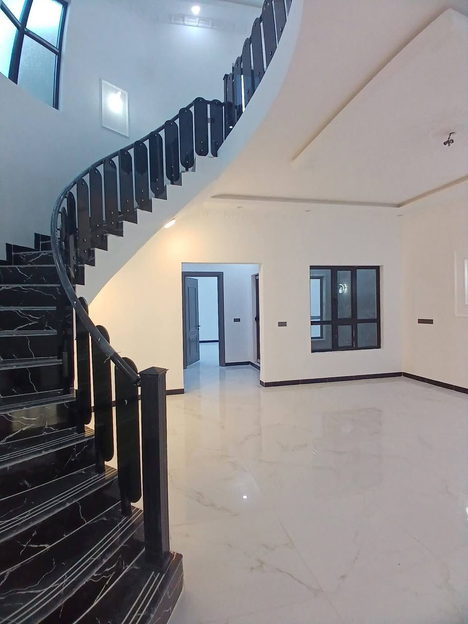 🏡👑 تحفة سكنية فاخرة للبيع | تكريت – القادسية 👑🏡
✨ دار زيرو بتصميم راقٍ وتشطيب فاخر – جاهزة للسكن ✨

📍 الموقع: تكريت – القادسية – حي الضباط
⭐ موقع استثنائي قريب جدًا من السايدين
🛣️ شارع 15م

📐 مساحة الأرض: 300م²
📏 الواجهة: 10م × 30م
🏢 البناء: طابقان

💎 تفاصيل الدار الفاخرة:

🔸 4 غرف نوم بتوزيع مريح ومدروس
🔸 استقبال أنيق للضيوف
🔸 صالة واسعة بتصميم عصري
🔸 مطبخ حار وبارد
🔸 منوران لإنارة وتهوية مثالية
🔸 شبابيك ألمنيوم سحب
🔸 3 مجاميع صحية
🔸 نظام إنترنت وكاميرات
🔸 واجهة حجر فخمة تضيف هيبة وأناقة للدار
🔸 الدار بالكامل سحب وتشطيب بمستوى راقٍ
🔸 تفاصيل وتشطيبات مختارة بعناية لتناسب الباحثين عن الفخامة والرقي

━━━━━━━━━━━━━━ 💠 موقع راقٍ + مساحة مميزة + بناء فاخر
💠 فرصة مثالية للسكن والاستثمار في واحدة من المناطق المطلوبة في تكريت ━━━━━━━━━━━━━━

📞 للاستفسار والحجز:
***********
***********

🏢 مكتب أرض الأحلام للعقار – تكريت
📍 شارع الأربعين – قرب فندق بلازا

🔑 متخصصون في بيع وشراء الأراضي والدور السكنية والعقارات التجارية
📍 تكريت وجميع محافظات العراق

#أرض_الأحلام_للعقار #تكريت #القادسية #حي_الضباط #دار_زيرو #دار_فاخرة #دار_للبيع #عقارات_تكريت #عقارات_العراق #بيت_للبيع #فخامة_ورقي
