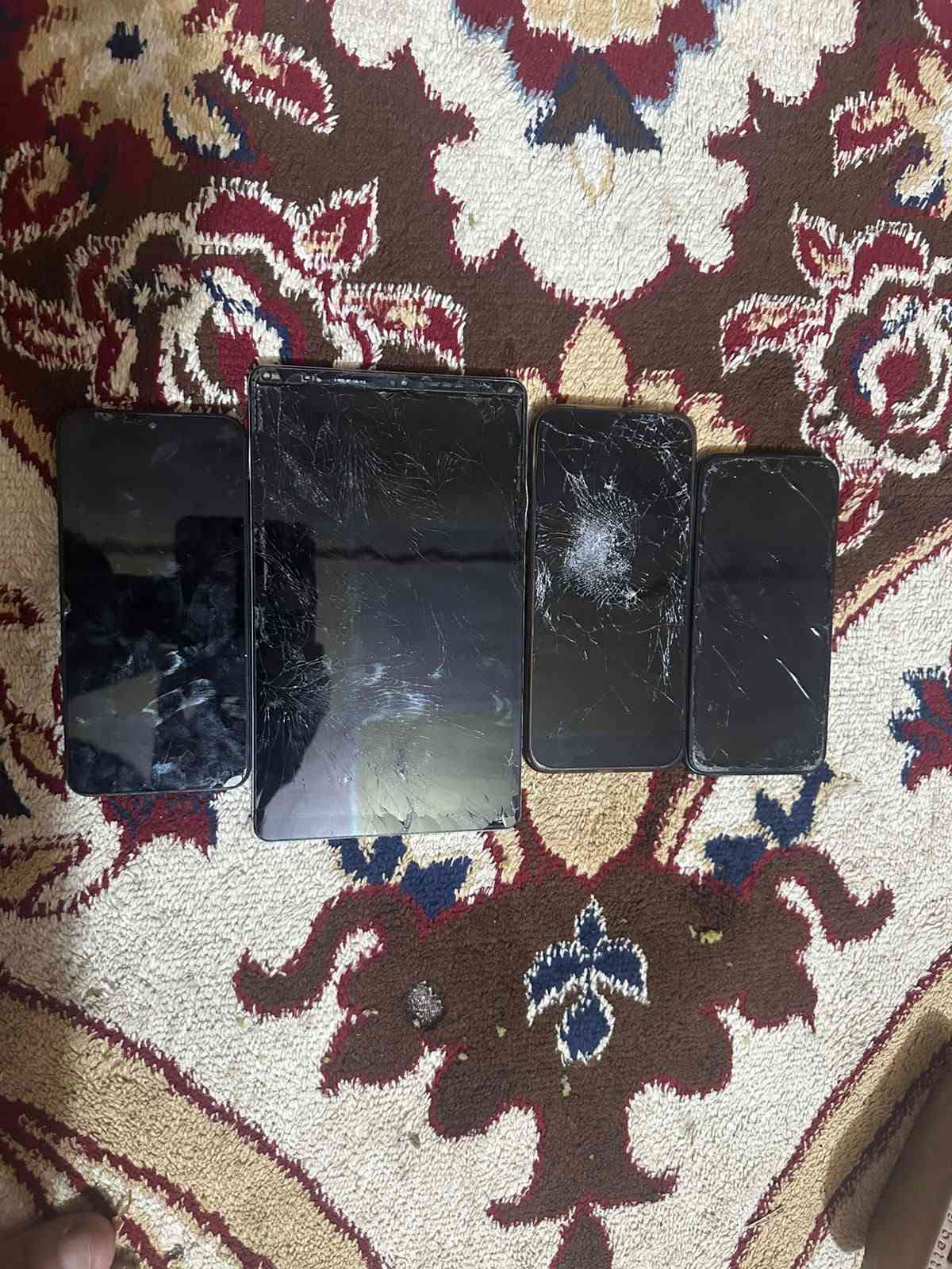 سلام عليكم ٥ اجهزه ٤ يرادلهن شاشه واحد ما بيه شي  
 الاول Poco c8/ موجوده حته كارتونته
الثاني/ ايباد  Honor Pad X9.  
الثالث /هونر نوت 10 
الرابع /هواوي نوفا 7
الخامس كلكسي a13شغال ما بي شي فقط كامره عطلانه
مكان بغداد
