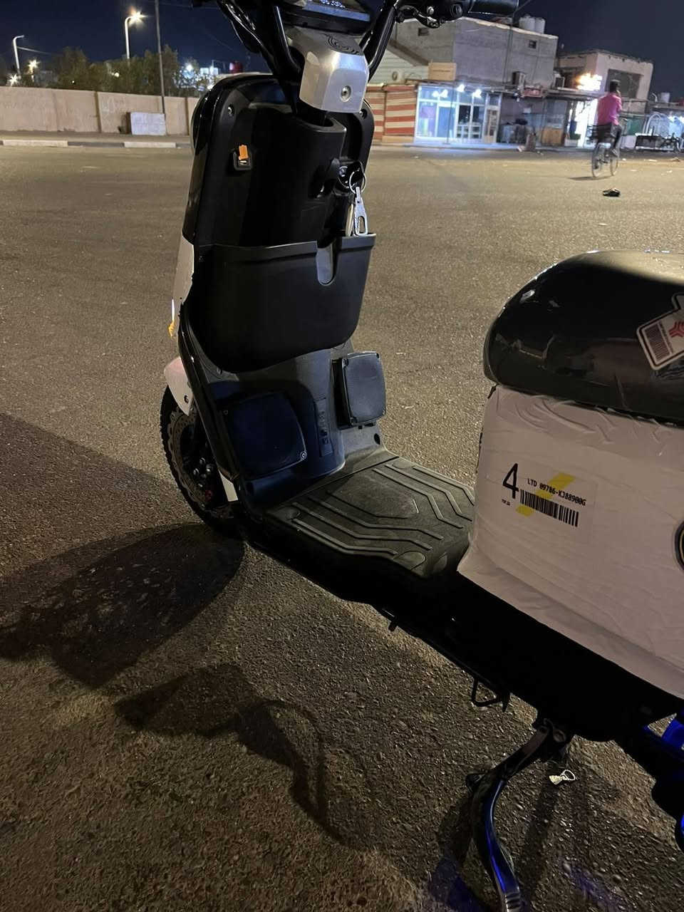 السلام عليكم r900للبيع سعرها 500 دراجه جديده شرط تفحصها زلغ ما بيها وياها مضخم وسماعات شادهن ب 75الف بطاريات جديدات شرط الفحص مكاني البصرة الزبير/***********
