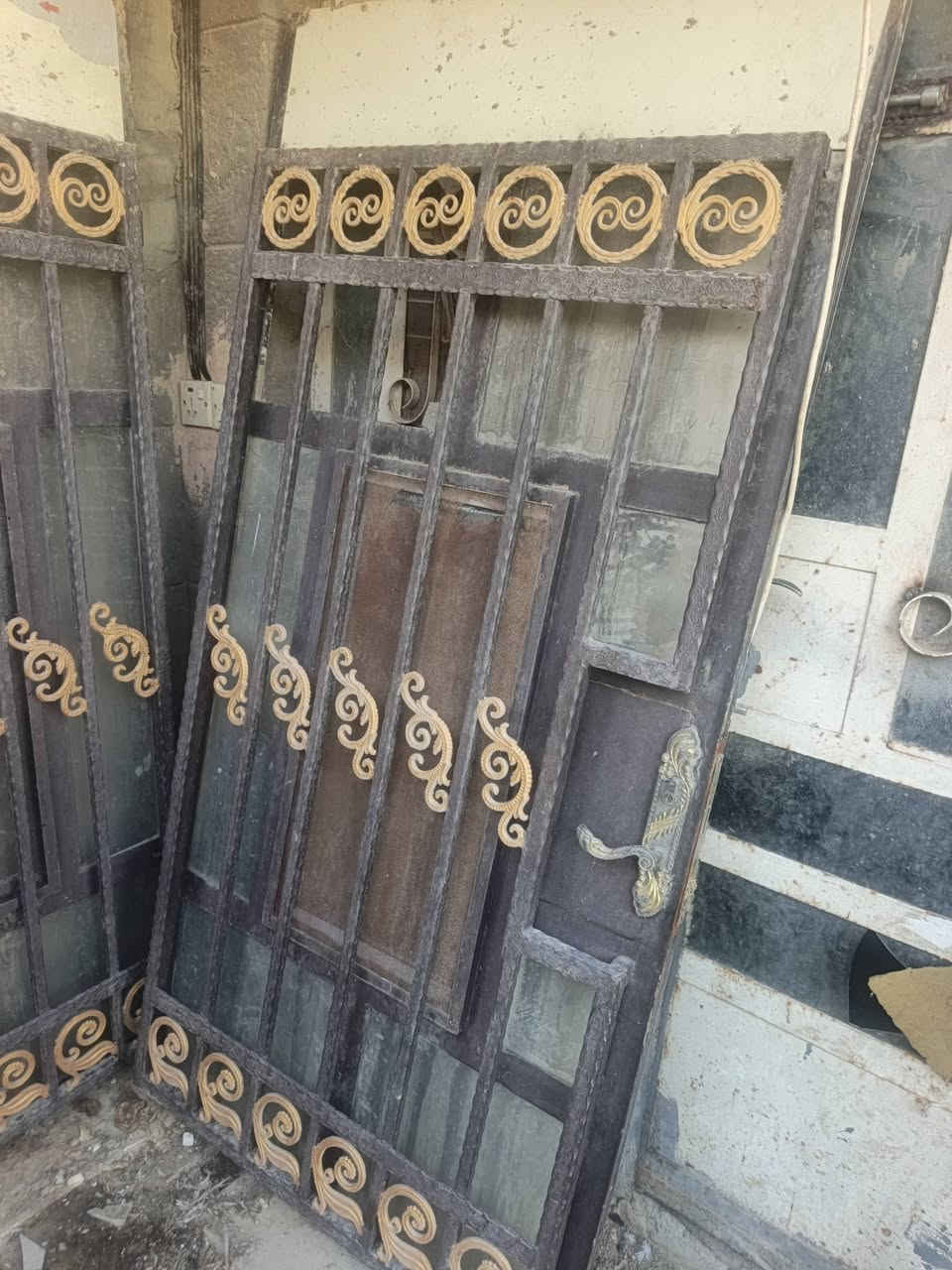 السلام عليكم ٣ شبابيك و٢ بيبان المكان بابل المركز ***********
