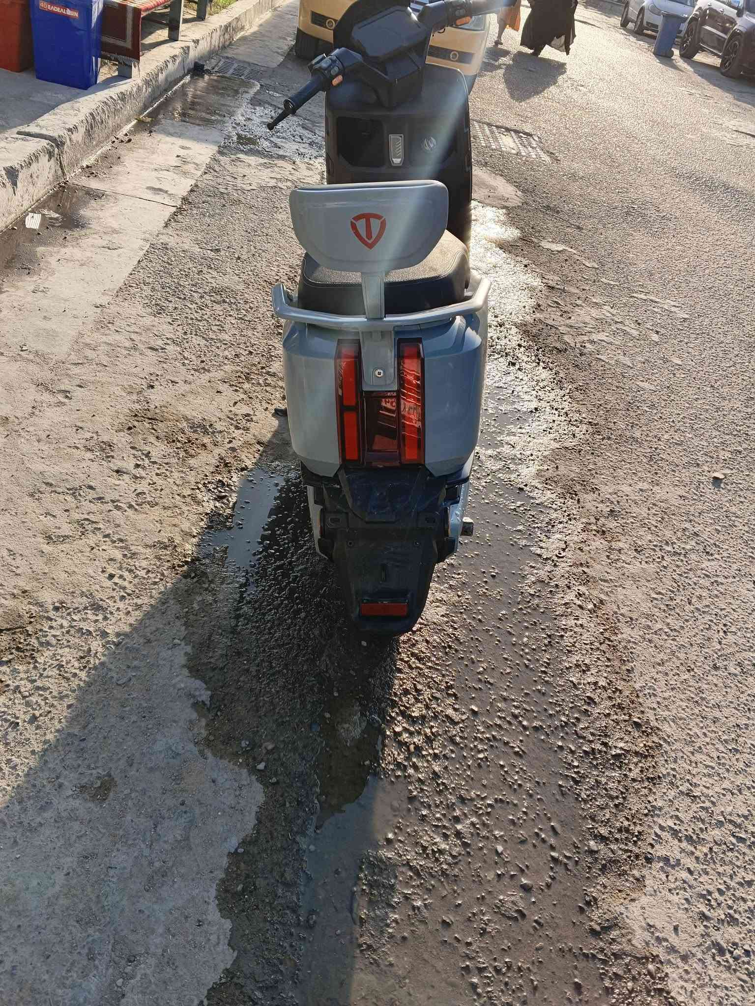 سلام عليكم 🛵 سكوتر كهربائي TAILG (ريان - RAYAN) للبيع
 النوع والماركة: TAILG (تيلج) متانة ورصانة معروفة.
 النظافة: 70% (نظيفة، كهربائيات كلها شغالة، وجاهزة للركوب مباشرة). 
الدراجه مصبوغه صبغ مرتب 
 الأداء: تمشي 75 كيلو تقريباً وبعدها تبدأ تضعف عزمها حتى تنبهك تشحنها.
 المواصفات والكهربائيات:
 شاشة رقمية (ديجيتال) تعرض السرعة ومستوى البطارية.
 لايتات أمامية LED قوية جداً + ستوب خلفي حديث وشريط إضاءة جانبي.
 كوشن عريض ومريح مع مسند ظهر خلفي للراكب.
 أرضية واسعة للأقدام مع قواعد ألمنيوم.
 السعر: مليون (وبيها مجال للشراي)
 العنوان: بغداد - الشعلة
 رقم التواصل / واتساب: ***********
