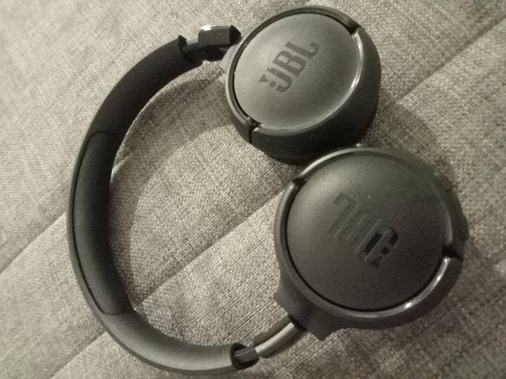سماعات jbl عدد 2 اشتريتهم من تركيا مابيها عطل للبيع السعر اثنيناتهم اب 70 الف الي يريد يراسل ***********
